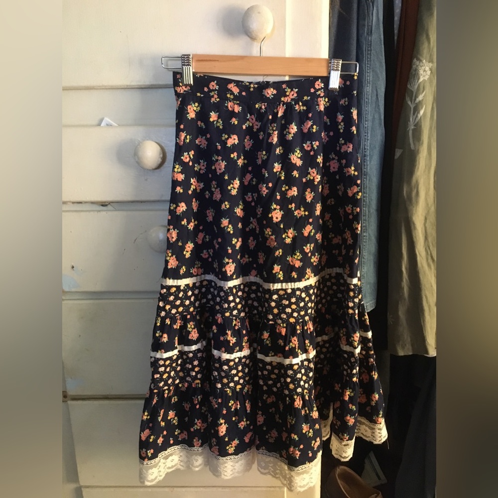 Sweet 70s Gunne Sax *style* calico prairie skirt w/lace trim